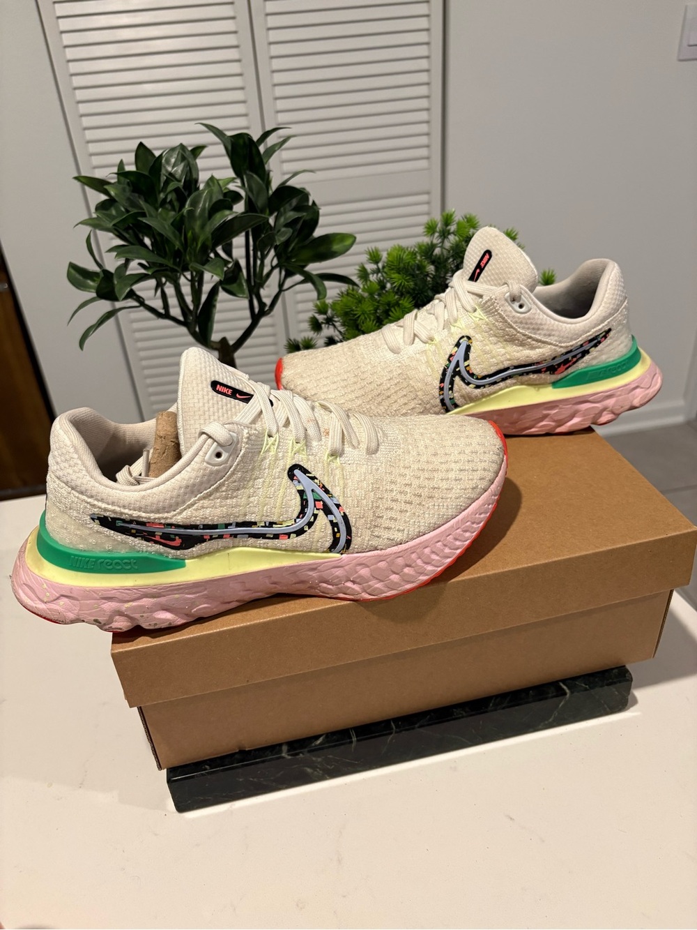 Nike Pegasus White Pink bottoms trainers shoes size 8.5